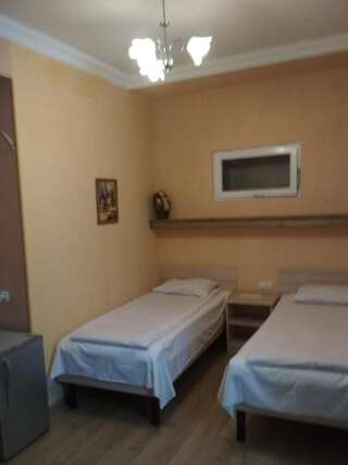 Гостевой дом Guesthouse Melikishvili 57 Батуми Бюджетный двухместный номер с 2 отдельными кроватями-8